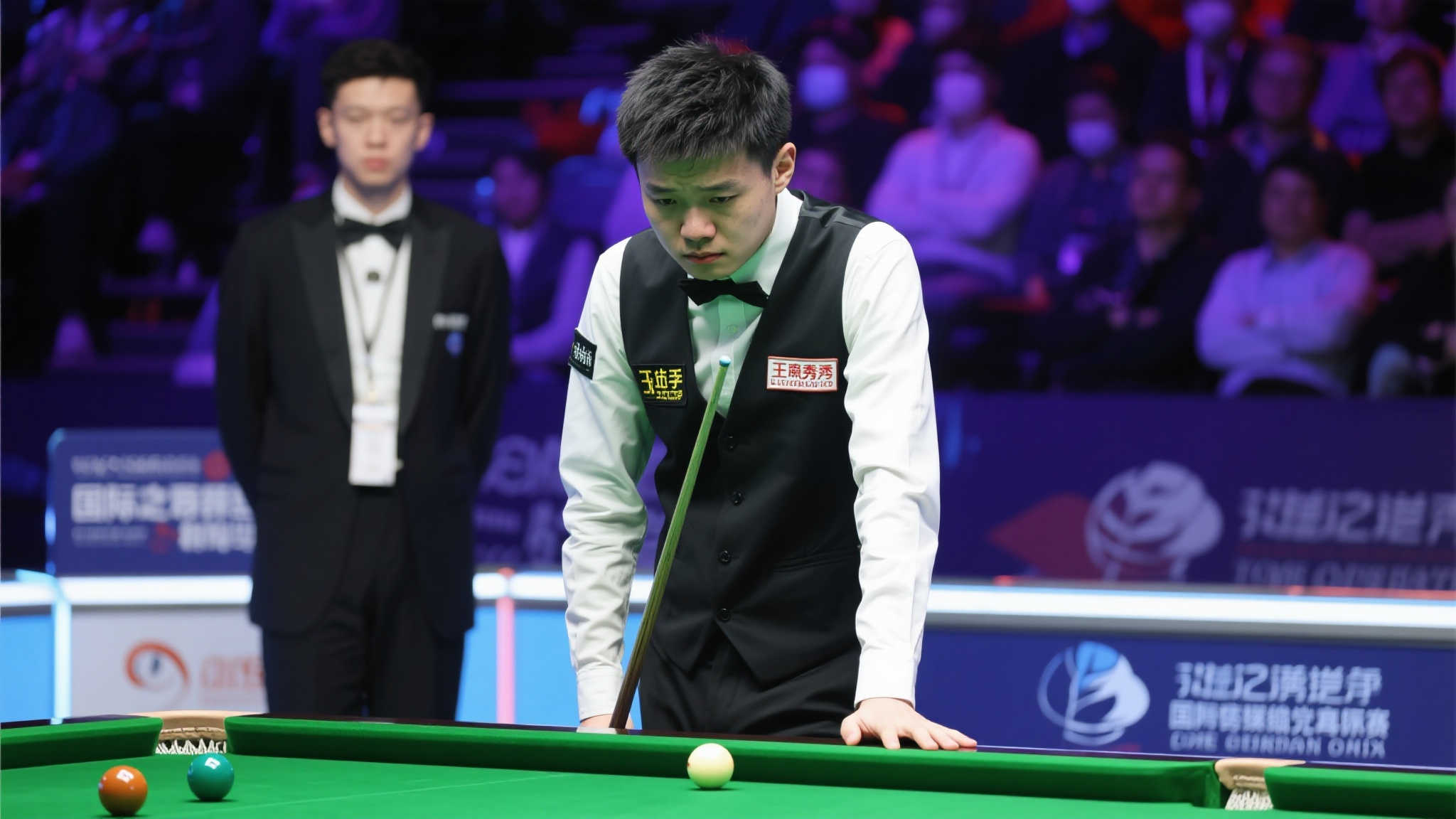 斯诺克新赛季揭幕战:中国队表现失利,吴宜泽遗憾止步首轮 观众格外关注的新秀——吴宜泽在首次登台后遗憾输掉比