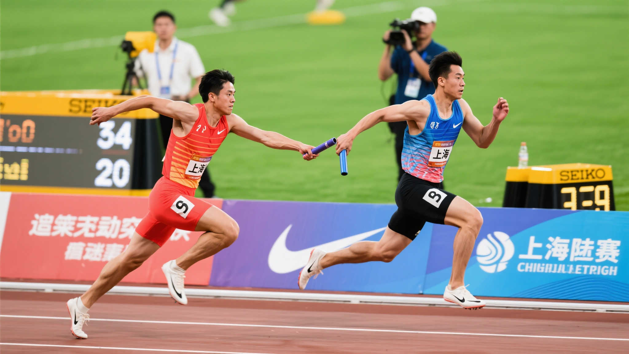 浙江队领跑男女4x100米混合泳接力预赛，江苏、上海紧随其后